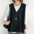 Eleganter schwarzer Strickweste mit V-Ausschnitt und Lochmuster im Retro-Lagen-Look - Einheitsgröße / Oberteile / Schwarz