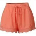 Détail de short d'été corail pour femme avec cordon de serrage et bordure en dentelle - Orange