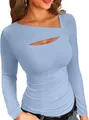 Dettaglio della maglia a coste azzurra a maniche lunghe con scollo asimmetrico. - Taglia S / Top / Azzurro