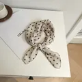 Carré de coton et lin de 58 cm à pois noirs et crème noué en foulard - Style à Pois (Image Principale 50) / 58*58cm / Blanc Cassé à Pois