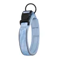 Gros plan d'un collier pour chien camouflage bleu clair avec bandes réfléchissantes et rembourrage. - S / Bleu Camouflage