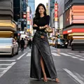 Gedetailleerd overzicht van asymmetrische denim maxi-rok met hoge taille in grijs - S / Zwart