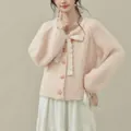 Dettaglio di un morbido cardigan in maglia rosa con fiocco e bottoni floreali. - Taglia unica (40-62.5kg) / Top / Rosa
