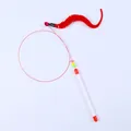 Varita interactiva para gatos con cable de acero, gusano rojo de felpa y cascabel - Oruga con Ojos (Rojo)