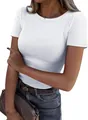 Gros plan sur un t-shirt blanc côtelé à manches courtes et col rond pour femme. - S / Hauts / Blanc