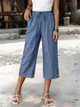 Modische lockere blaue Tencel-Denim-Caprihose mit Kordelzug und Knopfdetails am Saum. - Hellblau