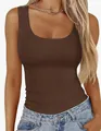 Detailansicht der gerippten Textur und Passform dieses braunen, elastischen Tanktops - Braun