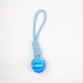 Detailaufnahme eines blauen Hunde-Kauspielzeugs aus Gummi mit robustem Seilgriff zur Zahnpflege - Gesamtlänge 25cm * Balldurchmesser 5cm / Blau