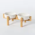 Soporte de bambú elevado con dos cuencos de cerámica blanca con huellas. - Juego Cuenco Mediano Bajo + Soporte Elevado Simétrico