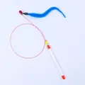 Varita interactiva para gatos con cable flexible gusano azul y cascabel rojo - Oruga con Ojos (Azul)