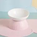Bol en céramique blanche pour animaux avec support rose surélevé et tapis assorti - Bol à pied haut bouche inclinée / Blanc + Rose