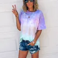 T-shirt larga da donna con un design colorato sfumato tie-dye indossata da una modella. - Taglia S / Top / blu colorato
