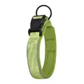 Vue détaillée d'un collier pour chien camouflage vert citron avec bande réfléchissante. - Vert Camouflage