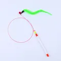 Varita interactiva para gatos con alambre de acero flexible y gusano de peluche verde - Oruga con Ojos (Verde)