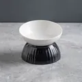 Gamelle amovible en céramique pour animaux avec bol blanc et socle noir à rainures - Bol à pied haut bouche inclinée / Blanc + Noir