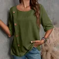 Dettaglio del top verde in cotone e lino con trama naturale e bottoni decorativi in legno - Taglia S / Top / Verde militare