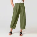 Vista frontal detallada de pantalones harem cortos de algodón y lino verde oliva para mujer - 3XL / Bottoms / Verde Militar