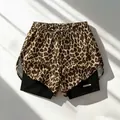 Dettaglio di pantaloncini sportivi 2 in 1 leopardati con vita elastica e fodera - Taglia S / Pantaloni e gonne / Leopardo marrone