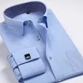 Hellblaues Herren-Businesshemd mit Umschlagmanschetten und schwarzen Manschettenknöpfen - 3XL / Oberteile / Himmelblau