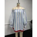 Robe trapèze à rayures bleues et blanches, épaules dénudées et ourlet à volants rouges - S / Robes / Rayures bleues et blanches