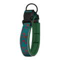 Détail d'un collier pour chien sarcelle avec motifs de coeurs rouges et boucle noire - S / Coeur Vert