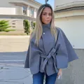 Elegante chaqueta tipo capa gris para mujer con botón metálico y cinturón ajustable - S / Tops / Gris