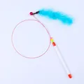 Varita interactiva para gatos con pluma azul, cascabel y alambre de acero flexible - Tira de Color Sólido (Azul Claro)
