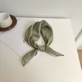 Foulard carré en coton et lin vert sauge de 58 cm avec de délicats motifs blancs - Style Mini Cercle (Image Principale 54) / 58*58cm / Imprimé Cercles Verts