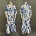 Vue de face et de dos d'une élégante robe longue bohème à imprimé feuilles bleues et col à revers - S / Robes / Bleu