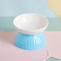 Gamelle surélevée en céramique pour animaux avec protection du cou et base bleue - Bol à pied haut bouche inclinée / Blanc + Bleu