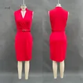 Robe rouge sans manches à col en V avec ceinture et poches, vue de face et de dos - S / Robes / Rouge