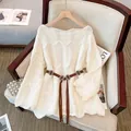 Elegante suéter de punto calado blanco con un cinturón decorativo de borlas marrón - Talla única / Tops / Blanco (Con Cinturón)