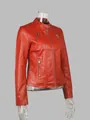 Vista macro dettagliata di una giacca di pelle rossa slim da donna su manichino trasparente - Taglia L / Top / Rosso