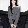 Grauer schulterfreier Strickpullover mit weißen Zierknöpfen und langen Ärmeln - Einheitsgröße / Oberteile / Grau