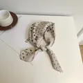 Petit foulard carré en coton et lin beige de 58 cm orné de pois noirs élégants - Style à Pois Artistique (Image Principale 55) / 58*58cm / Beige à pois