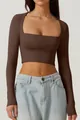 Vue détaillée du crop top à manches longues et col carré pour femme en marron moka - S / Hauts / Brun Foncé
