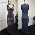 Elegantes marineblaues ärmelloses Maxikleid mit Punkten, Blumenmuster und Beinschlitz. - S / Kleider / Marineblau