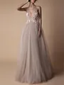 Elegantes staubrosa Tüll-Hochzeitskleid mit tiefem V-Ausschnitt und Blumen-Applikationen - S / Kleider / Hell Champagner
