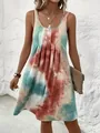 Robe d'été sans manches à imprimé tie-dye avec détail plissé sur le devant sur un mannequin - Beige