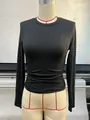 Schickes schwarzes, eng anliegendes Langarm-T-Shirt für Damen mit Raffungen an den Seiten - S / Gerafftes Oberteil (YD3105) / Schwarz
