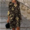 Elegantes langärmliges Kleid mit V-Ausschnitt und goldenem Vintage-Blumendruck. - S / Kleider / Goldschwarz