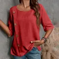 Vista dettagliata di una blusa rossa in cotone e lino per donna con bottoni in legno - Rosso