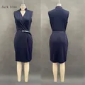 Détail de face et de dos d'une robe bleu marine sans manches élégante avec ceinture et poches - S / Robes / Bleu foncé