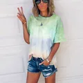 T-shirt larga alla moda con sfumatura tie-dye, abbinata a pantaloncini di jeans - Taglia S / Top / Verde