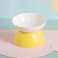 Bol à chat en céramique avec base jaune surélevée et design de protection du cou - Bol à pied haut bouche inclinée / Blanc et Jaune