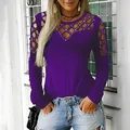 Vista dettagliata della maglietta viola a maniche lunghe con scollo strass traforato - Viola
