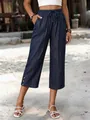 Detailansicht der locker sitzenden Tencel-Denim-Caprihose mit Kordelzug und Knopfleiste am Saum - Marineblau