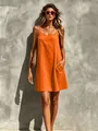Lässiges einfarbiges orangefarbenes ärmelloses Midikleid mit V-Ausschnitt und Taschen - Orangerot