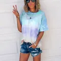 Detailansicht eines oversized Batik-T-Shirts mit Farbverlauf in Blau- und Lilatönen - Himmelblau