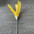 Ersatzzubehör für Katzenangel mit leuchtend gelben Federn und einer flexiblen Metallfeder - Spring cat teasing stick / Gelb